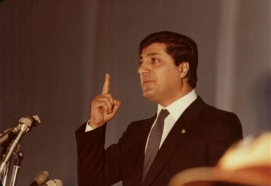 Image:صورة بشير الجميل عند نهر الكلب تُثير البلبلة!